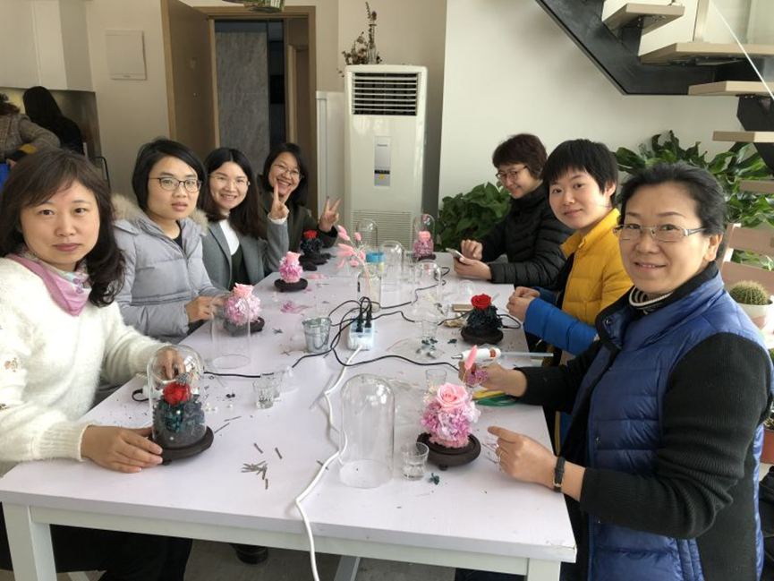 武燃設計院舉辦“花開繽紛 巧手扮春”插花活動