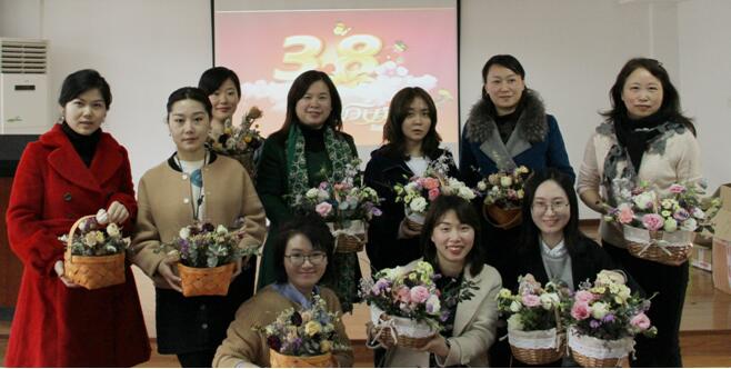 武燃設計院開展慶祝“三八”節藝術插花活動——女人如花  靚麗風采