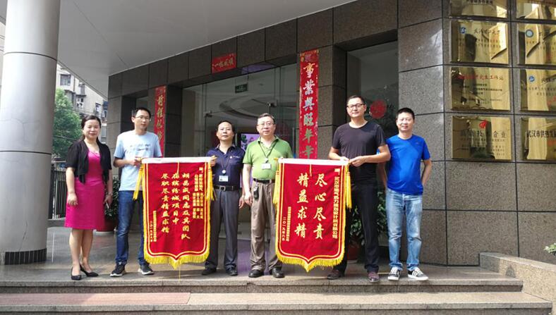 綠地項目盡職服務感人心  客戶送錦旗表謝意
