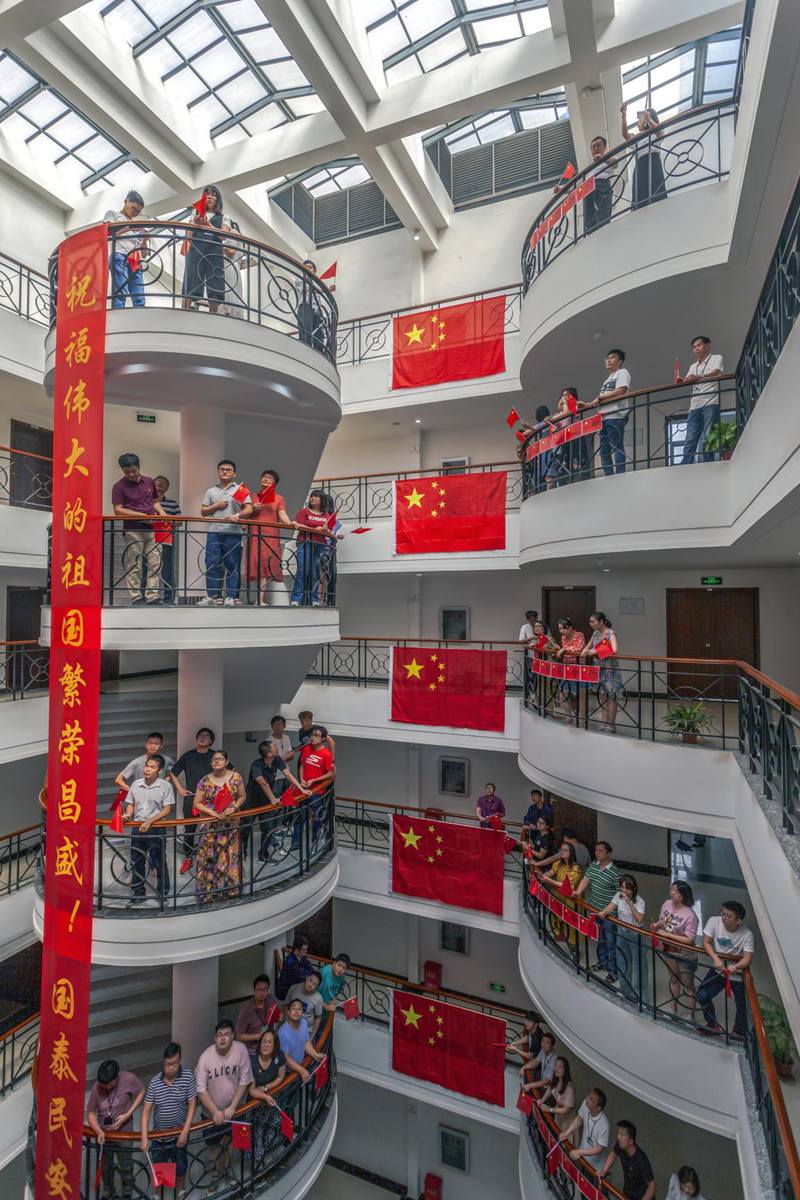 武燃設計院開展 “我和國旗合個影，我為祖國送祝福”主題活動