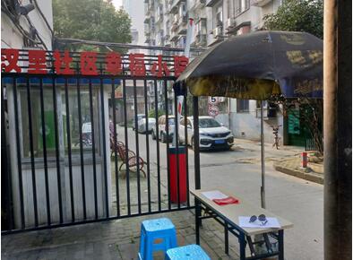一支遮陽傘下的堅守 ——認真履行崗位職責  確保聯(lián)防聯(lián)控成效