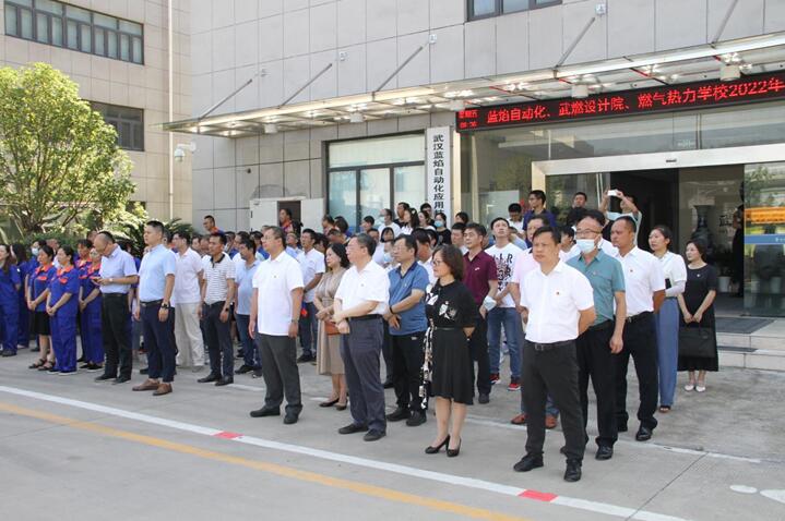 堅守初心跟黨走，努力拼搏慶黨節