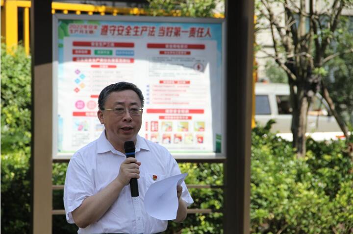 堅守初心跟黨走，努力拼搏慶黨節